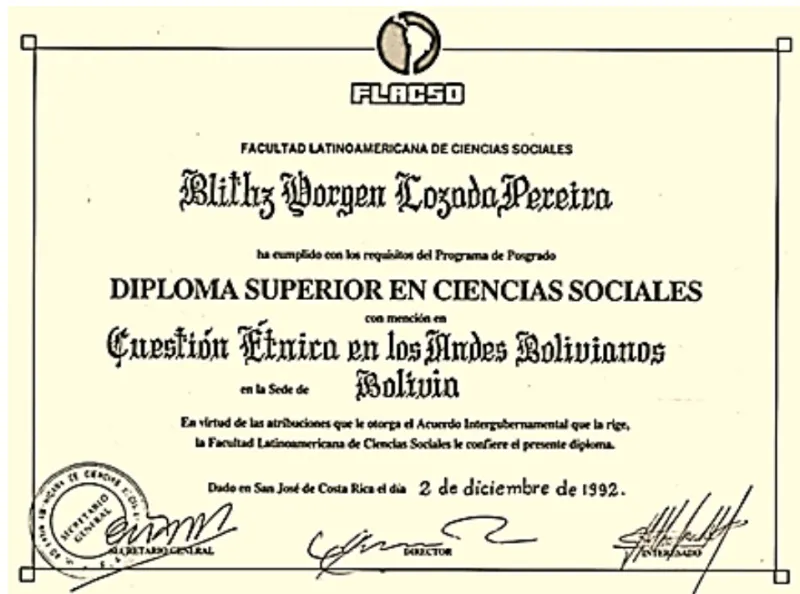<p>Diploma Superior expedido en diciembre. Demoró su entrega porque el Diploma fue firmado por el Secretario General de la FLACSO radicado en la ciudad de San José de Costa Rica.</p>
